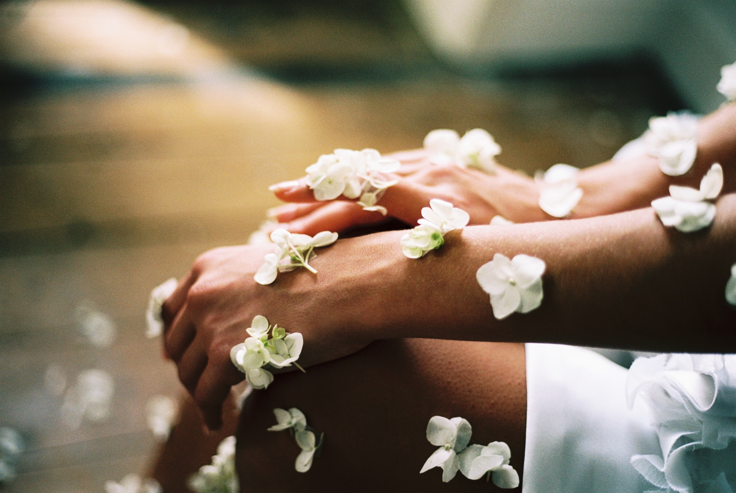 A woman hands soothing with the white flowers